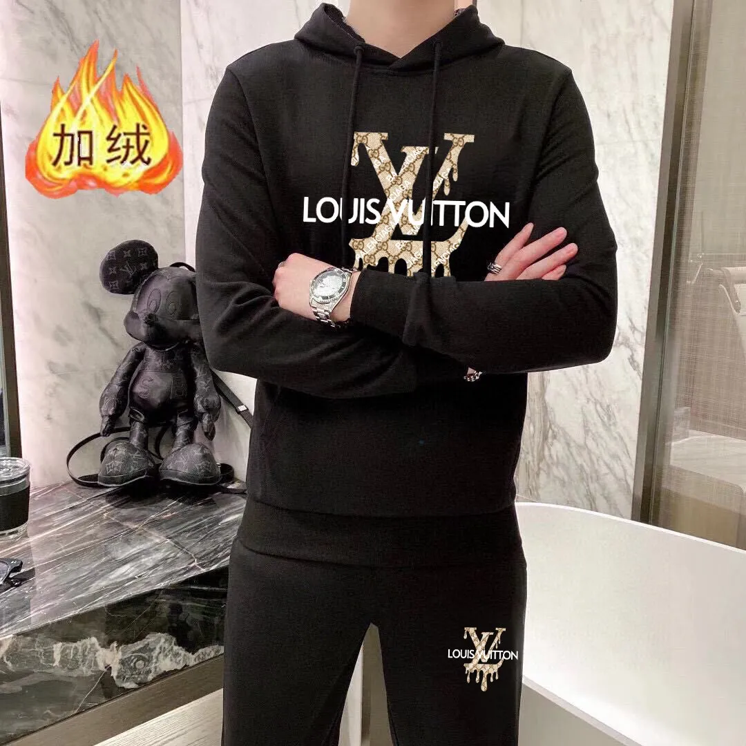 🅿️420 brand [LV Louis Vuitton] (velvet and thickened) 2025 spring new product, celebrities’ favorite fashion-flavored casual suit, clean and neat tailoring, full of urban style. Made of high-quality customized fabrics, the interior has excellent thermal insulation effect, feels soft and dry, and the upper body effect is crisp and stylish. The three-dimensional cutting process and the pattern are all of high standards, and the silhouette version has the right benefits! It is not tight at all, and you feel good when you wear it. So many top-quality raw materials create high-end products with unparalleled value. It is the first choice for high-end fashion people. (Size: M-4XL can wear up to 200 pounds)